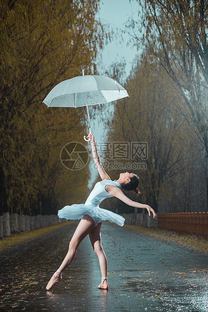 拿着雨伞的青年女人跳芭蕾舞图片