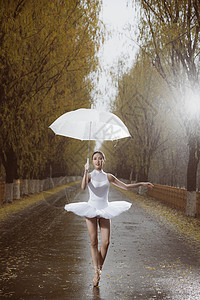 拿着雨伞的青年女人跳芭蕾舞图片