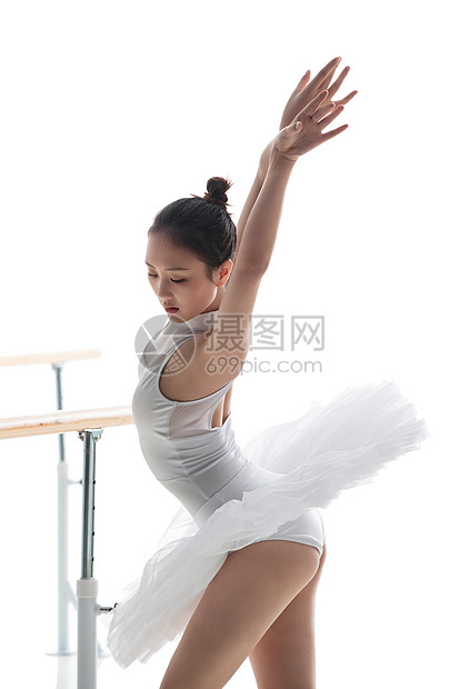 青年女人练习跳芭蕾舞图片