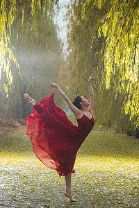 穿舞蹈鞋的舞者穿红色裙子的青年女人在户外跳芭蕾舞背景