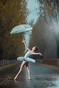 拿着雨伞的青年女人跳芭蕾舞图片