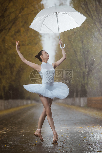 拿着雨伞的青年女人跳芭蕾舞图片