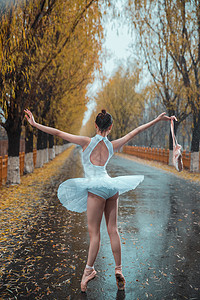 青年女人在户外跳芭蕾舞高清图片