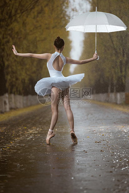 拿着雨伞的青年女人跳芭蕾舞图片