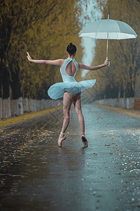 拿着雨伞的青年女人跳芭蕾舞高清图片