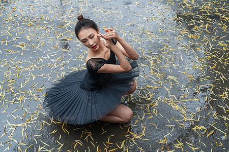 穿黑色裙子跳芭蕾舞的青年女人图片