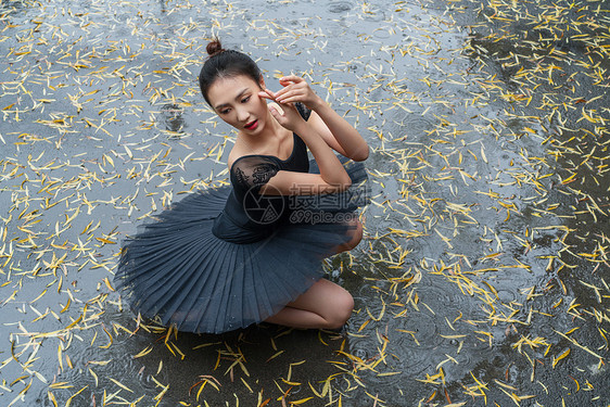 穿黑色裙子跳芭蕾舞的青年女人图片