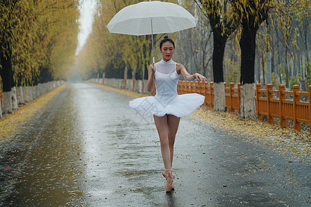 拿着雨伞的青年女人跳芭蕾舞图片