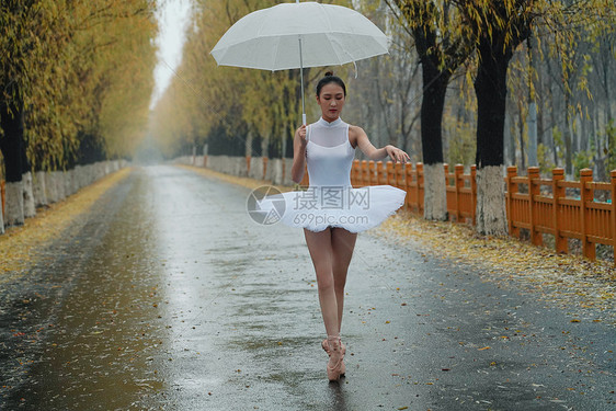 拿着雨伞的青年女人跳芭蕾舞图片