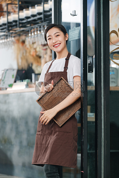 拿着托盘的咖啡店服务员图片