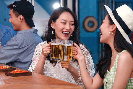 年轻女人在酒吧喝酒图片