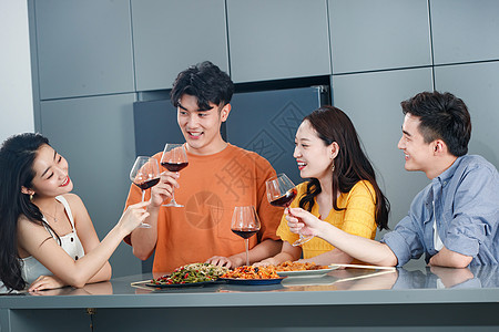 快乐的青年人聚餐喝酒图片