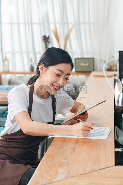 咖啡店服务员用平板电脑图片