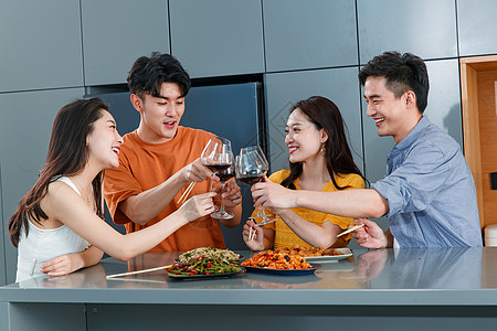 新年喝酒中国人图片