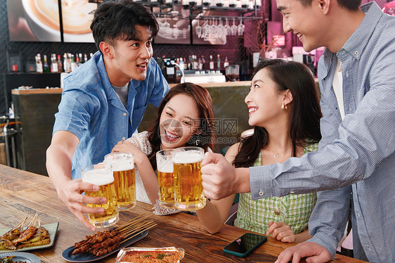 喝啤酒的快乐年轻人图片
