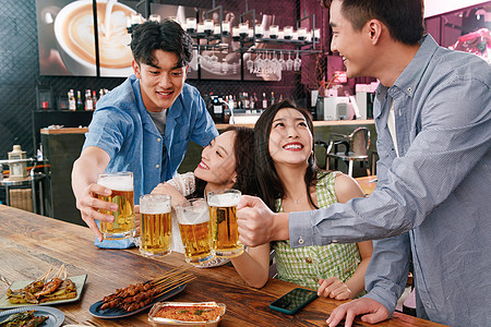 喝啤酒的快乐年轻人图片