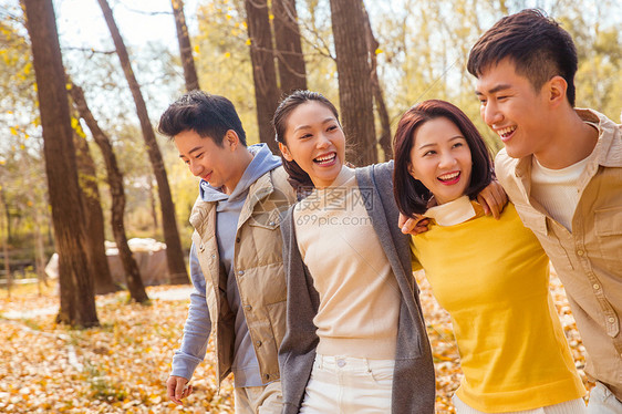 青年男女在户外郊游图片