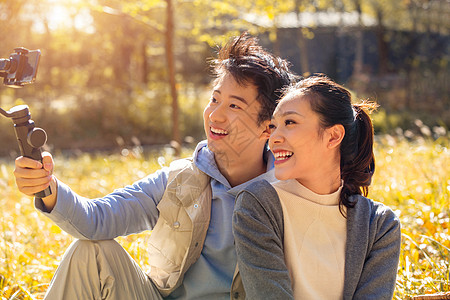 青年男女在户外露营图片