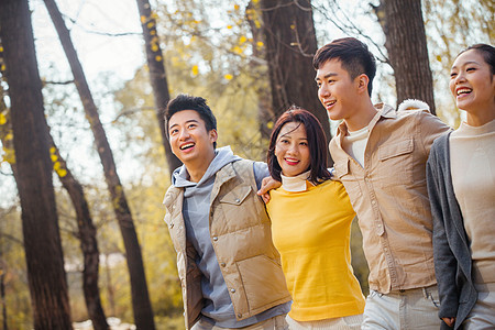 青年男女在户外郊游图片