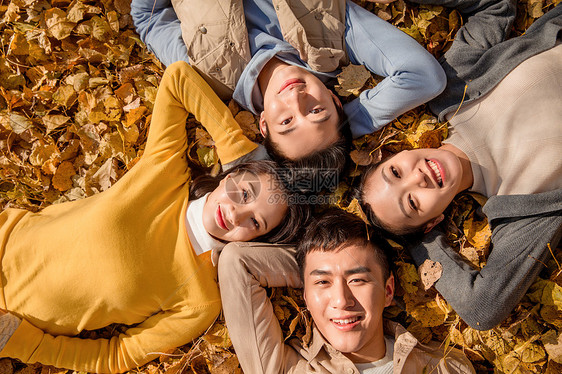 青年男女在户外郊游图片