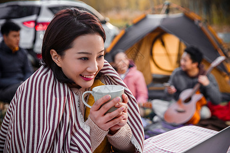 青年男女在户外露营图片