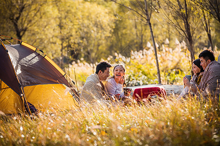 情侣野餐青年男女在户外露营背景