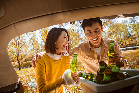 情侣野餐青年男女在户外露营背景