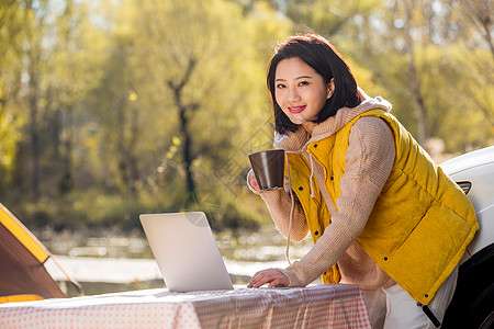 青年女人在户外露营图片