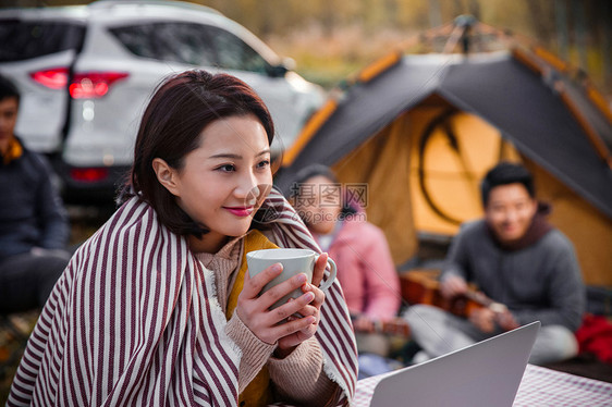 青年男女在户外露营图片