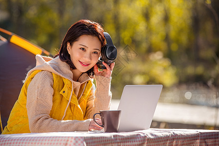 青年女人在户外露营图片