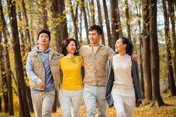 青年男女在户外郊游图片