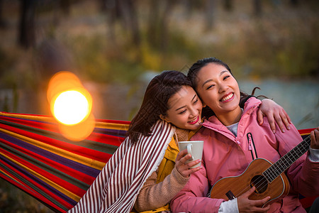 青年女人在户外露营图片