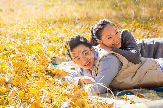 青年男女在户外露营图片