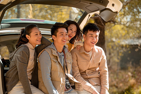 青年男女在户外郊游高清图片