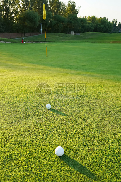 阳光下的高尔夫球场与球图片