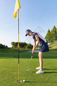 年轻女人打高尔夫图片