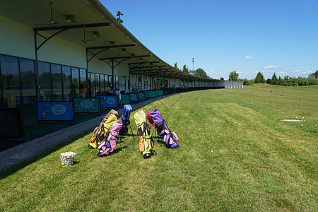 练习场上的七彩儿童高尔夫球包图片