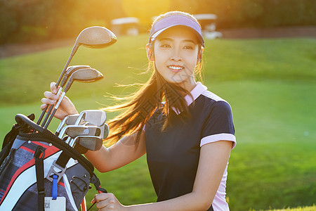 自信的青年女人取高尔夫球杆图片