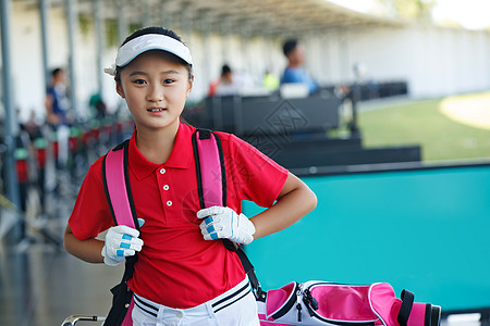 快乐儿童背着高尔夫球包图片