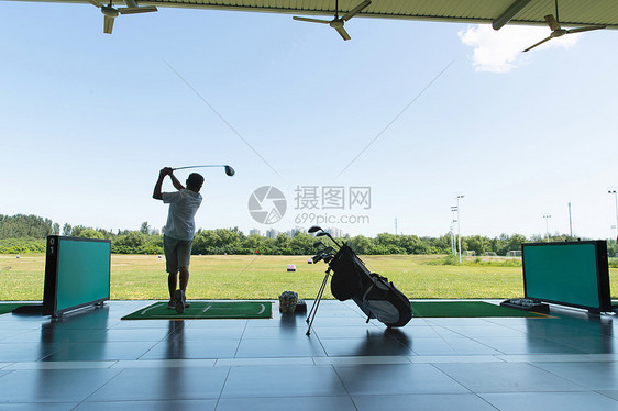 中年人打高尔夫图片