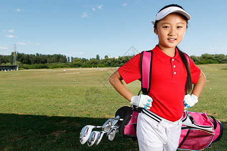 户外快乐儿童背着高尔夫球包图片
