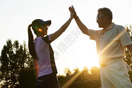 青年女人和老年人庆祝击掌图片
