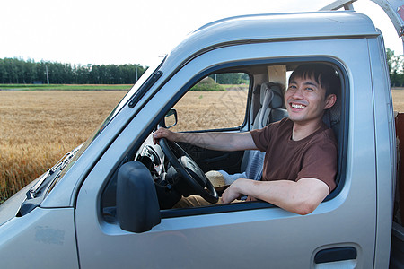 农民驾驶农用机动车图片