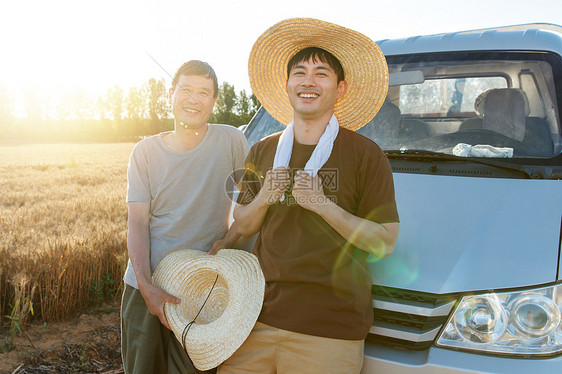 靠在车上的农民图片