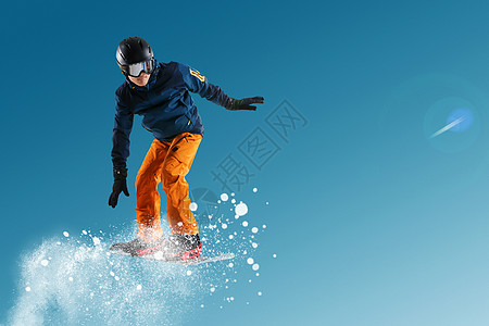 滑雪的青年男人图片