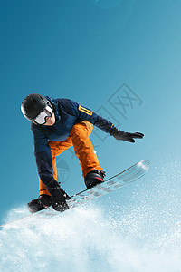 滑雪的青年男人高清图片