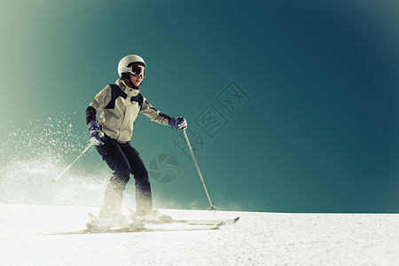 滑雪的青年女人图片