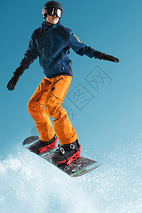 滑雪的青年男人图片