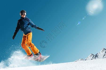 滑雪的青年男人图片