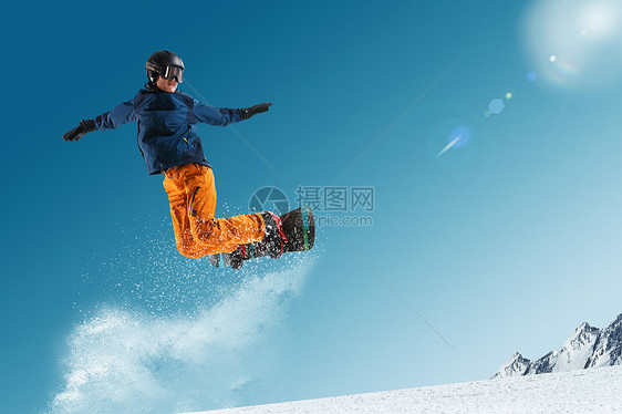 滑雪的青年男人图片